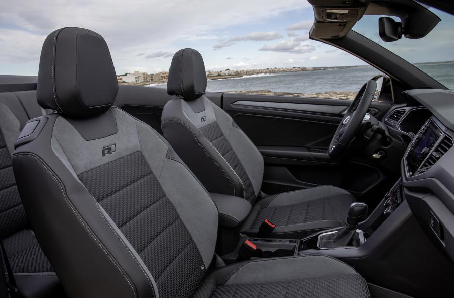 Интерьер Volkswagen T-Roc Cabriolet R-Line 2019 года  (WW) (фото 119 из 137)
